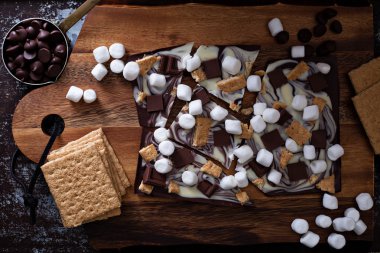 Çikolata marshmallow ile