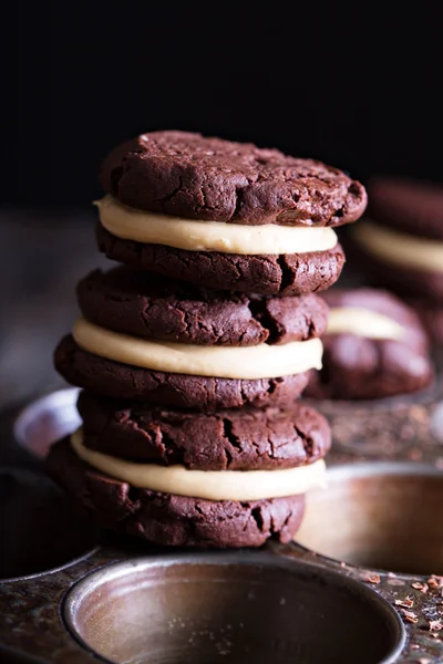 Bolinhos de chocolate brownie com recheio de creme — Fotografia de Stock