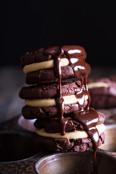 Chocolade brownie cookies met crème vullen — Stockfoto