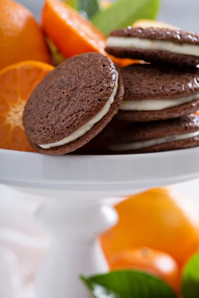 Biscoitos de chocolate laranja com recheio de creme — Fotografia de Stock