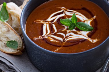 Ekmek çorbası baharatlı domates krem