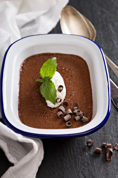 Choklad mousse med grädde — Stockfoto