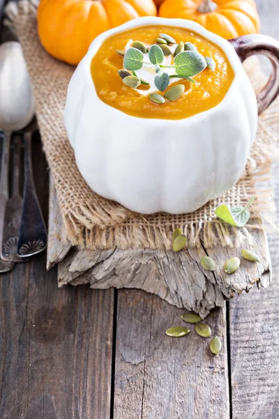 Sopa de abóbora com creme, ervas e sementes — Fotografia de Stock