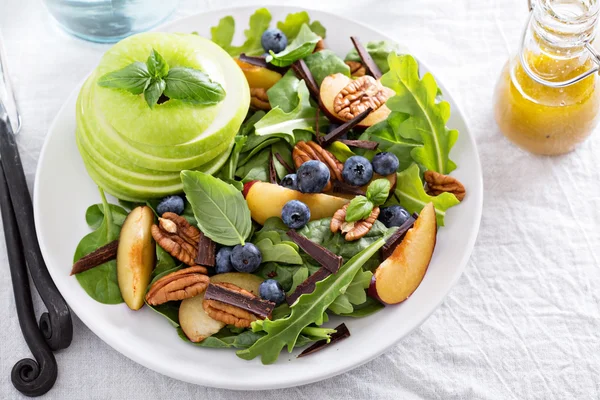 Verse gezonde salade met Groenen en apple — Stockfoto