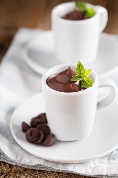 Pudim de chocolate em pequenas xícaras — Fotografia de Stock