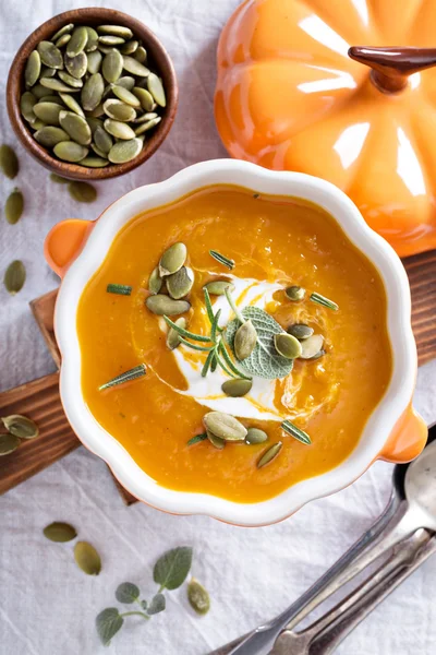 Kürbissuppe mit Sahne, Kräutern und Samen — Stockfoto