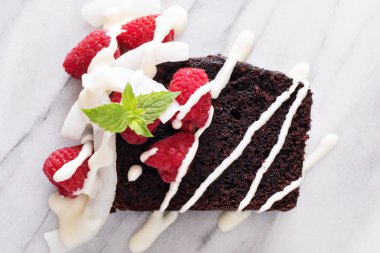 Çikolatalı Ekmek pasta dilimi mermer bir tahta üzerinde