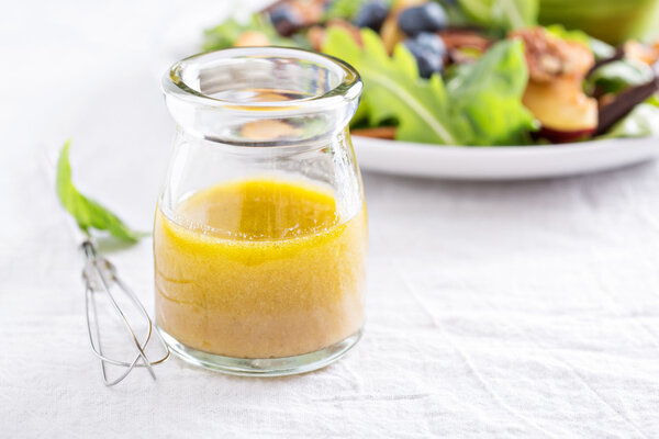 Salad dressing with olive oil and vinegar