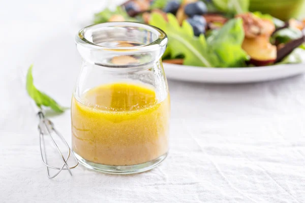 Sauce à salade avec huile d'olive et vinaigre Image En Vente