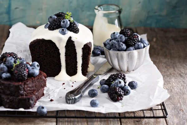 Schokoladenkuchen in Scheiben geschnitten — Stockfoto