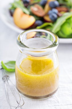Zeytinyağı ve sirke ile salata sosu