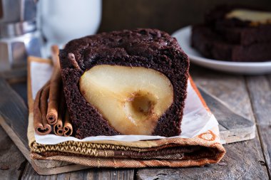 İçinde pişmiş armut ile çikolatalı kek