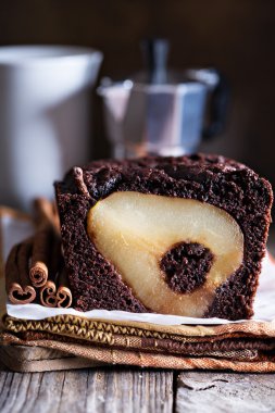 İçinde pişmiş armut ile çikolatalı kek