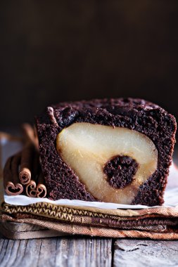 İçinde pişmiş armut ile çikolatalı kek