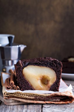 İçinde pişmiş armut ile çikolatalı kek