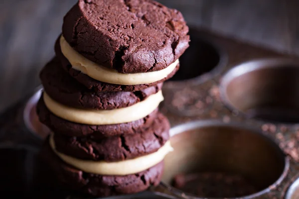 Шоколадне печиво з броні з кремовою начинкою — стокове фото