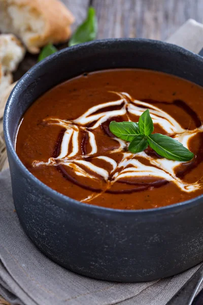 Pittige Tomatenroomsoep met brood — Stockfoto