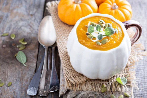 Sopa de abóbora com creme, ervas e sementes — Fotografia de Stock