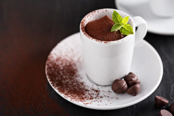 Шоколадний пудинг у маленьких чашках — стокове фото