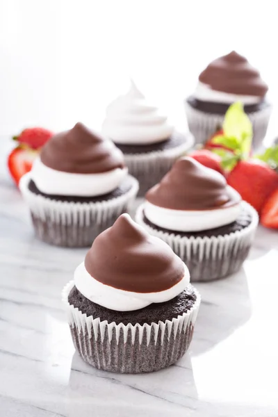 Cupcake di meringa al cioccolato con fragole — Foto Stock