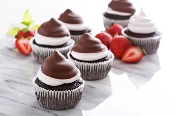 Bolos de merengue de chocolate com morangos — Fotografia de Stock