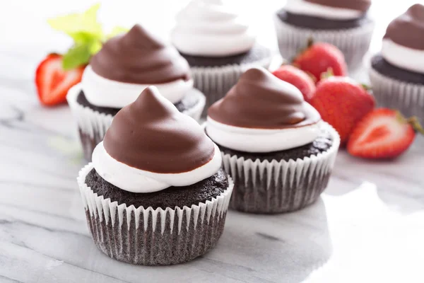 Pastelitos de merengue de chocolate con fresas — Foto de Stock