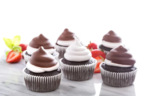 Bolos de merengue de chocolate com morangos — Fotografia de Stock