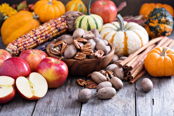 Dynie, orzechy, indian corn i jabłka — Zdjęcie stockowe