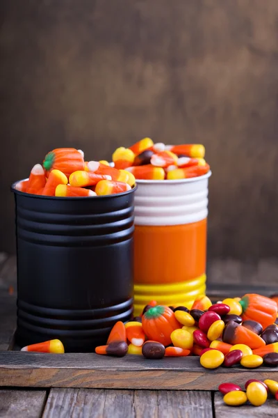 Dulces de Halloween en latas pequeñas —  Fotos de Stock