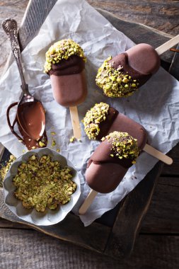 Antep fıstığı ile çikolata çıkar