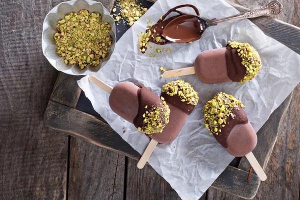 Chocolade pop's met pimpernoten (pistaches) — Stockfoto