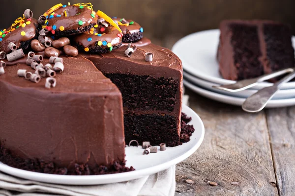 Kue coklat hitam dengan ganashe frosting — Stok Foto