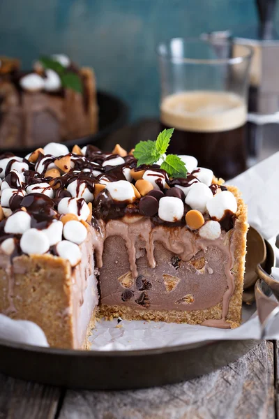 Bolo de sorvete Rocky Road — Fotografia de Stock