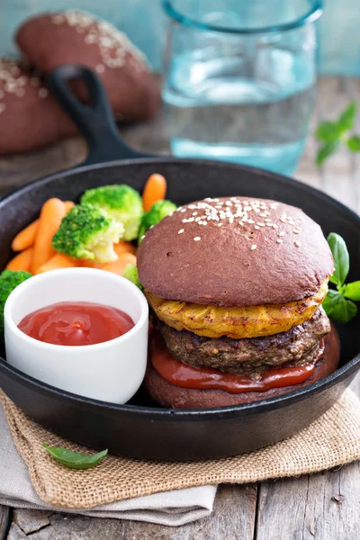 Rundvlees hamburgers met ananas en chocolade broodjes — Stockfoto