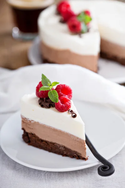 Üç çikolatalı mousse kek — Stok fotoğraf