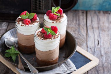 Üç çikolata mousse tatlı bir kavanoz içinde