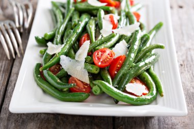 Sıcak salata fasulye ve parmesan peyniri ile
