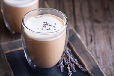 Lavanta ile sıcak latte
