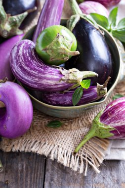 Masanın üzerinde farklı çeşitli patlıcan