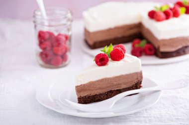 Üç çikolatalı mousse kek