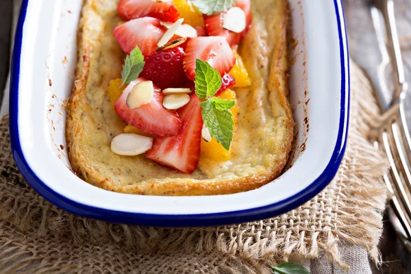 Baked pancake with oranges and strawberries — Stock Photo, Image