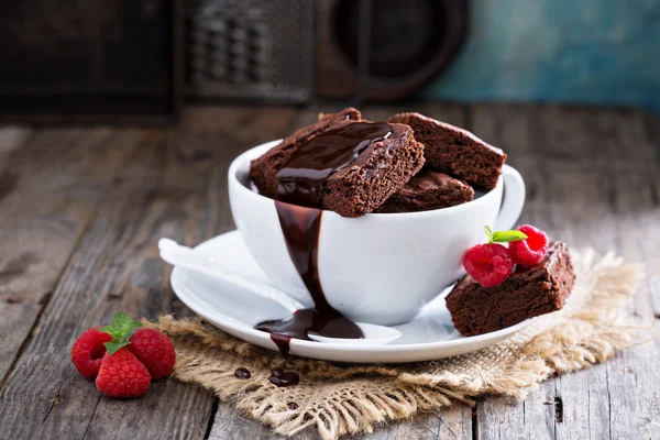 Brownies ve skládaných hrnečků s čokoládovou omáčkou — Stock fotografie