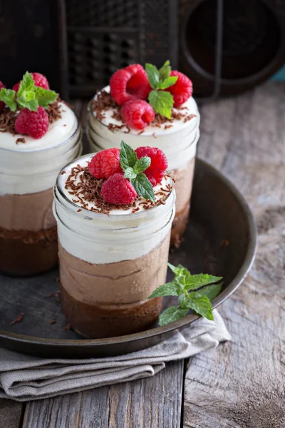 Tres postres de mousse de chocolate en un frasco —  Fotos de Stock