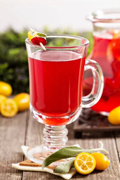 Tranbär och orange holiday punch med salvia — Stockfoto