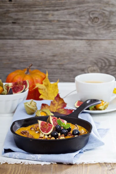 Healthy pumpkin baked oatmeal with banana — Stock Photo, Image