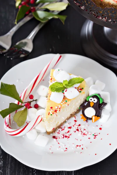 Pièce de gâteau au fromage décorée pour Noël — Photo