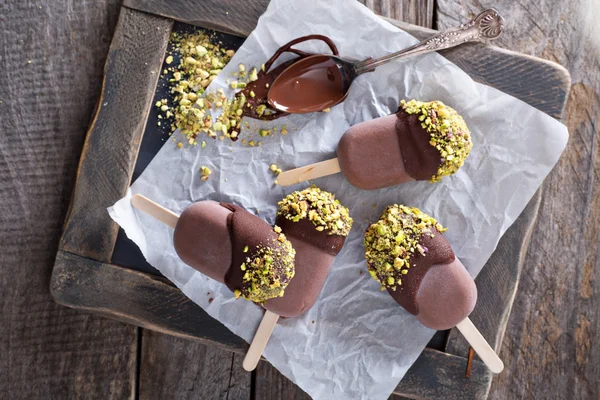 Chocolade pop's met pimpernoten (pistaches) — Stockfoto