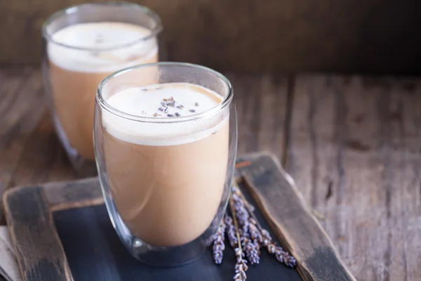 Varm latte med lavendel — Stockfoto