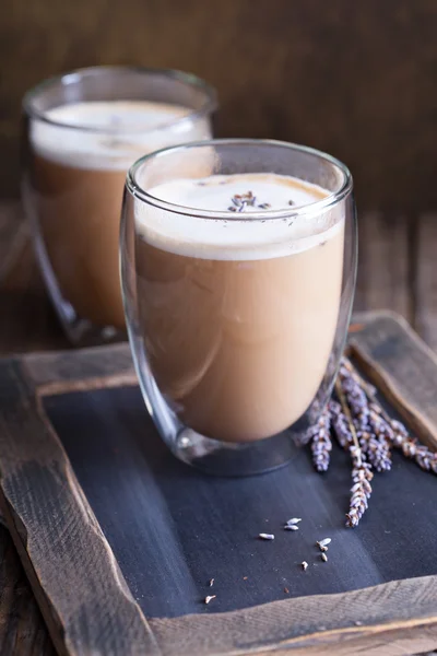 Varm latte med lavendel — Stockfoto