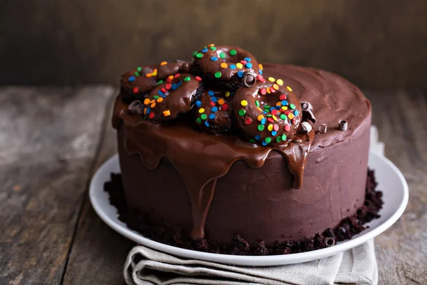 Bolo de chocolate escuro com cobertura de ganashe — Fotografia de Stock